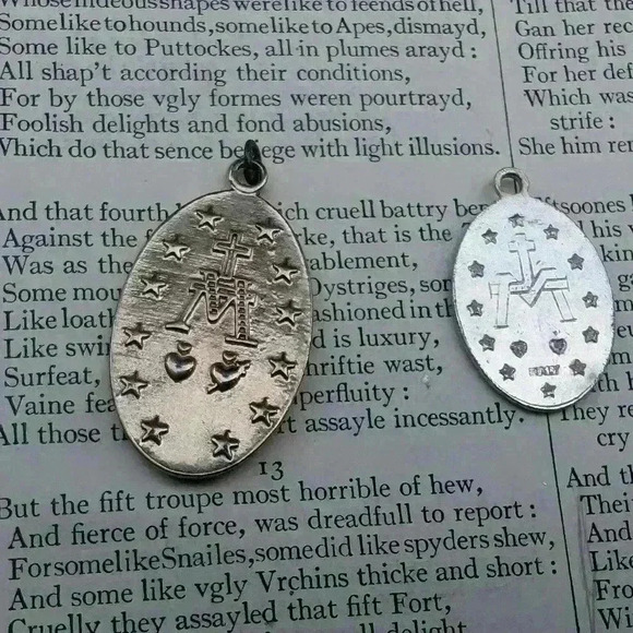 Two Madonna Virgin Mary charms - Picture 9 of 9